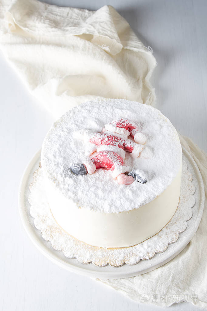 生日蛋糕对孩子来说是个有趣的节日. 白色背景