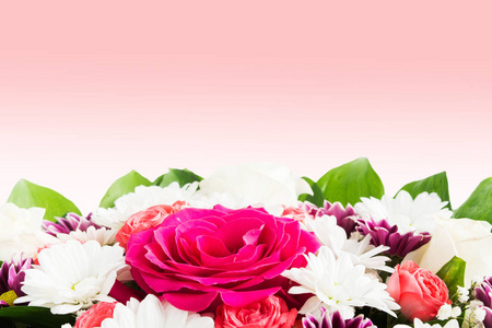 一束美丽的花，玫瑰在粉红色的背景上，带有复制空间
