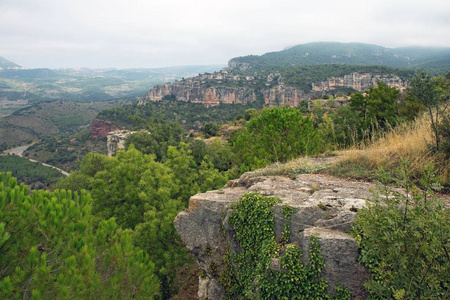 来自西乌拉纳悬崖的景观，一个著名的高地村庄西乌拉纳，位于西班牙喀的科马卡。
