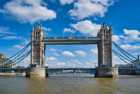伦敦市中心泰晤士河畔伦敦塔附近的一座吊桥