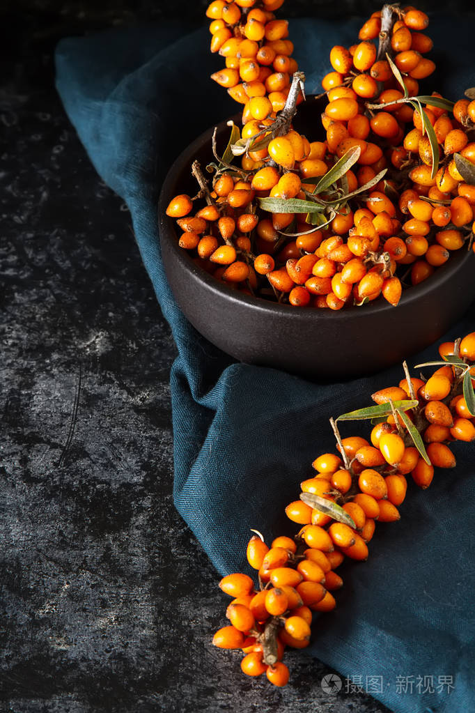 成熟的橙色浆果沙棘. 维生素. 深色背景