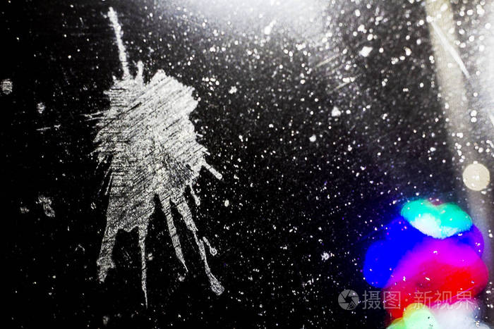 汽车挡风玻璃上的鸟粪痕迹在夜间前和背景上模糊,有波克效应