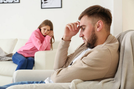 年轻夫妇在客厅争吵后互相忽视. 关系问题照片