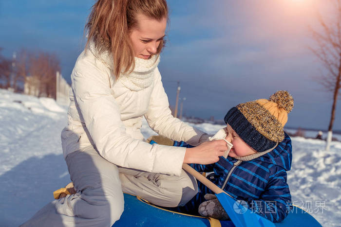 父母对儿童的照顾.儿童疾病和冷流鼻涕的概念