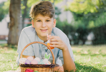 在户外微笑的可爱少年图片