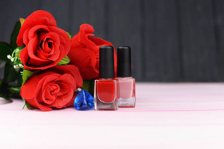 为女性准备的红色凝胶瓶，用玫瑰花钉在黑白背景上