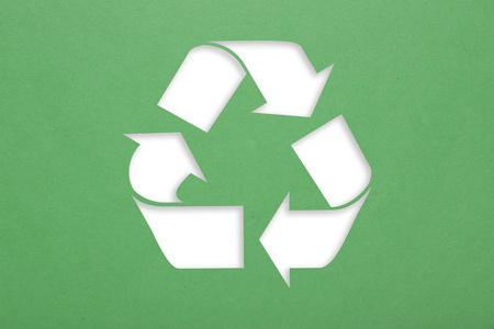 绿色纸板背景上的回收符号