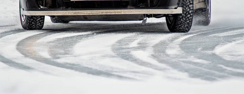 冬天的乘用车雪暴雪冰冰路