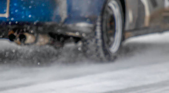 冬天的乘用车雪暴雪冰冰路