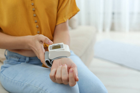 妇女检查血压在家里特写与空间的文本。 心脏学概念