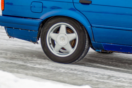 冬天的乘用车雪暴雪冰冰路