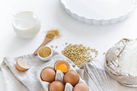 自制烘焙原料。 鸡蛋，牛奶，面粉，糖。 白色背景侧视图