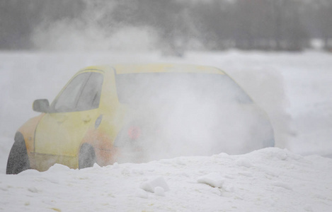 冬天的乘用车雪暴雪冰冰路