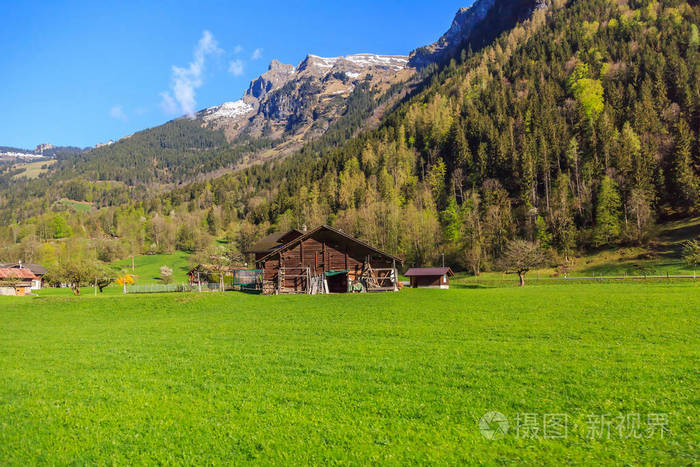 雪顶山的自然景观和山脚下的房子,从火车上看到清澈的蓝天,在去瑞士的