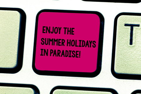 文字文字文本享受在天堂的暑假。商业理念为去美丽的地方在假日季节键盘键意图创建计算机消息按键盘的想法
