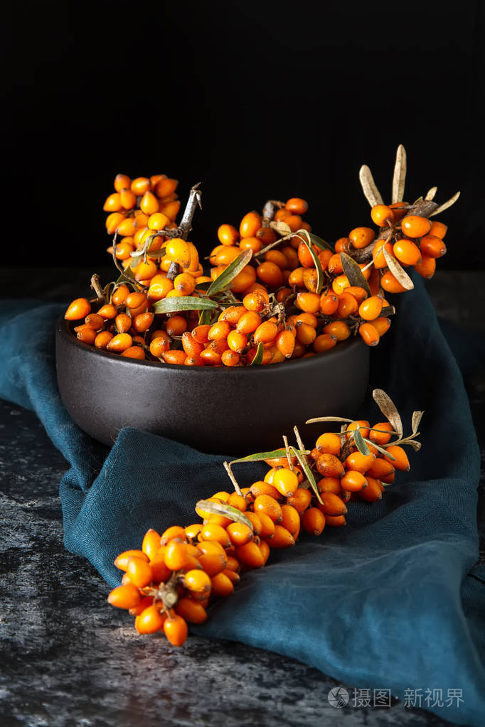 成熟橙浆果,沙棘.维生素.深色背景