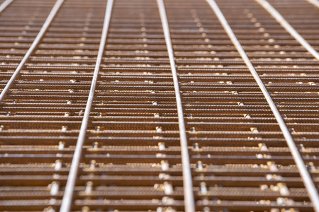 在包装中具有周期性轮廓的钢筋被储存在金属制品仓库中。 钢材料施工用品。