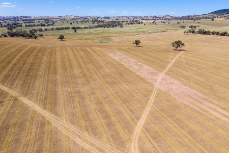 新南威尔士州中部西部Cowra附近农场土地的膨胀鸟瞰图。 考拉周围的地区是羊和庄稼的生产性耕地。