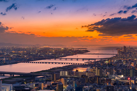 鸟瞰乌美达城市日落后天际线大阪日本城市景观背景