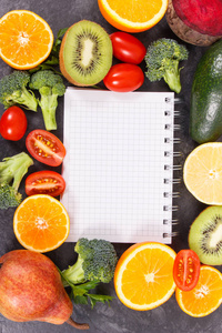 以蔬菜为来源的天然水果维生素和记事本，用于写笔记健康生活方式和营养概念