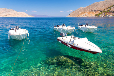 希腊塞米岛海岸的渔船