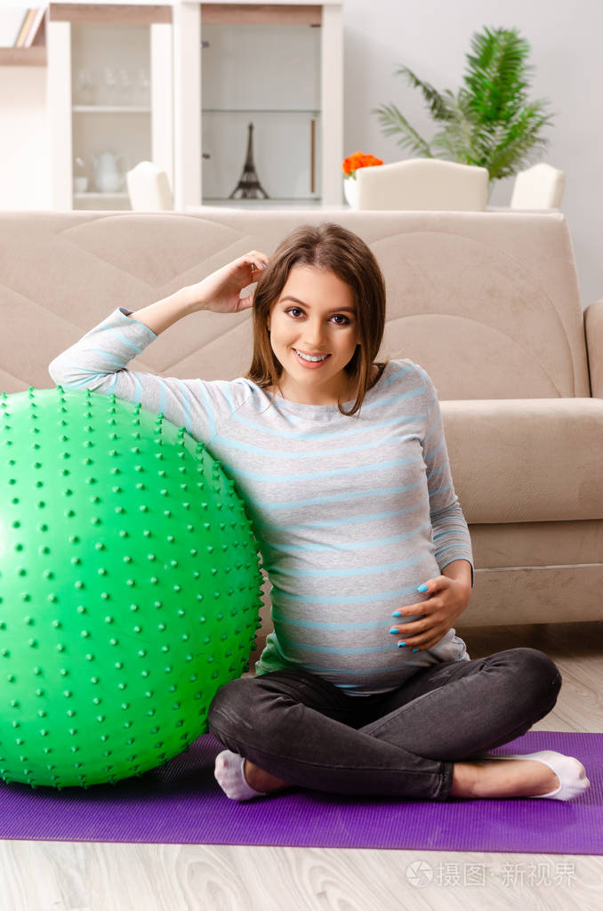 在家做运动的年轻孕妇