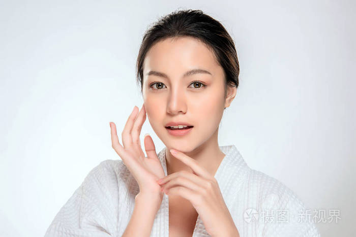 美丽的年轻亚洲女人,干净清新的皮肤外观. 女孩美丽的脸护理.