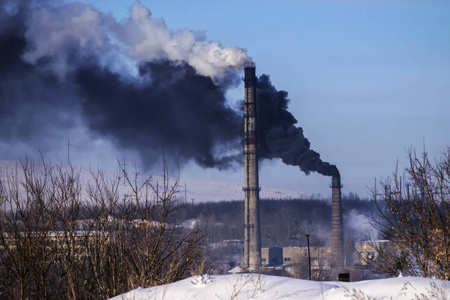 烟囱管发出浓烟和黑烟照片