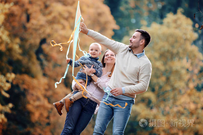 照片 三口之家在公园野餐. 幸福家庭的概念.jpg