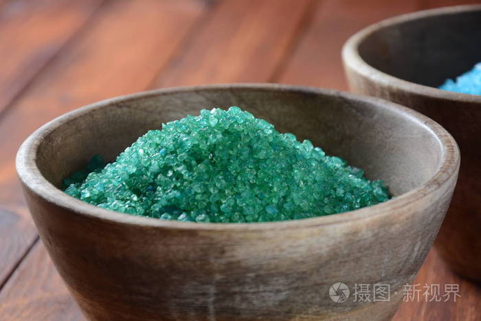 五颜六色的芳香浴盐 死海盐 海洋化妆品 自制体盐擦洗的天然成分 护肤 水疗 美容 保健理念照片 正版商用图片18bbkx 摄图新视界