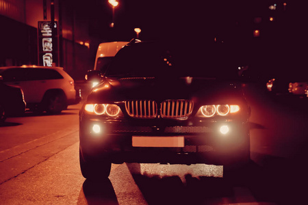 在城市的道路在晚上，黄色和红色的电灯，汽车在他们回家。 汽车在晚上竞争。 只有夜间马车的灯光。