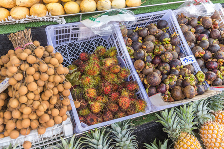 泰国当地市场上的新鲜红毛菜