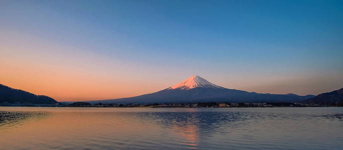 富士山的倒影，积雪覆盖在日出的早晨，日本山明子湖。 地标和受欢迎的旅游景点