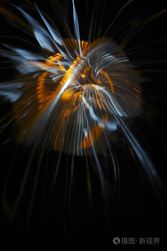 黑色背景上的多色扭曲有序平行线. 光在运动. 颜色抽象.