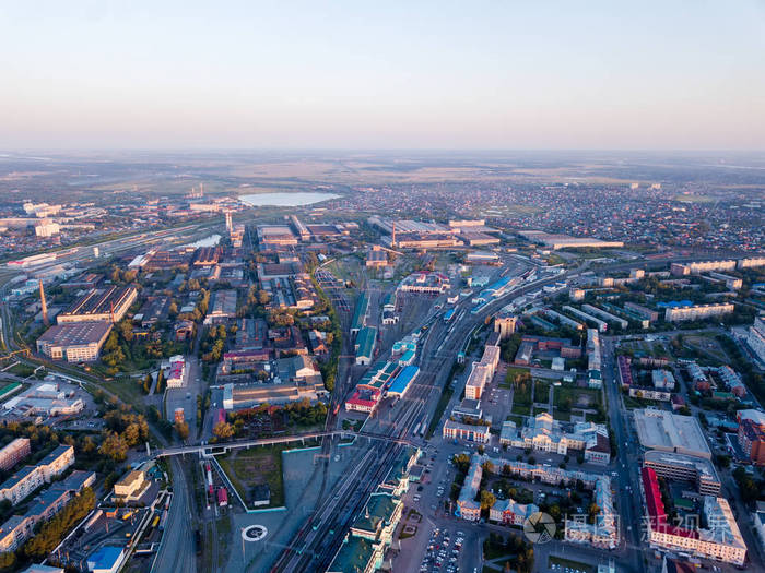 俄罗斯omsk日落时城市的全景空中摄影