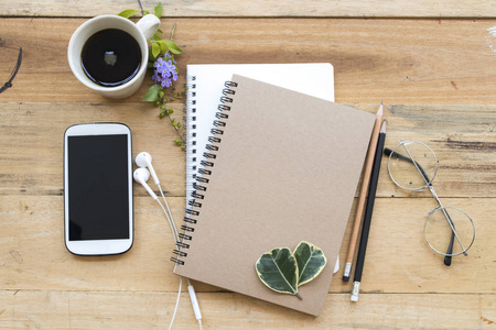 笔记本电脑规划师手机，商务工作，热咖啡和树叶装饰平躺风格的背景木