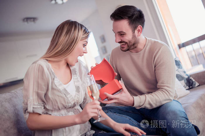 男人送礼物给他的女朋友情人节.