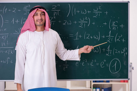 阿拉伯教师在黑板前