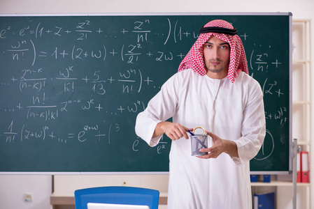阿拉伯教师在黑板前