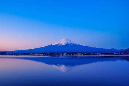 富士山的倒影，积雪覆盖在早晨日出在日本山桥的kawaguchiko湖。地标和受欢迎的旅游景点