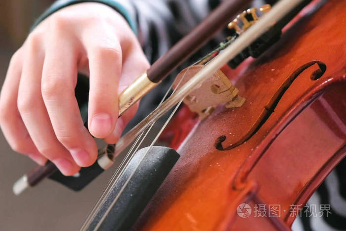 正确设置右手手指在小提琴的弦