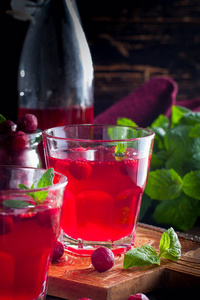 新鲜的维生素蔓越莓饮料在玻璃杯中的木制桌子上选择性的焦点
