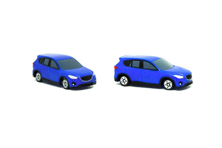 关闭白色背景上隔离的蓝色汽车玩具。 选择性重点