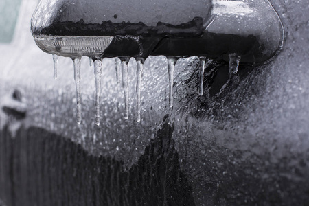 冬天的时候，一辆装有冰锥的汽车的冰冻镜子a