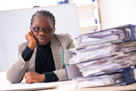 黑人女雇员对过度工作不满