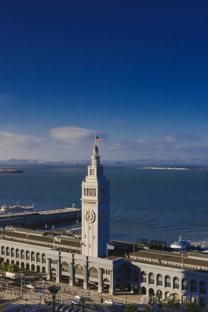 旧金山的钟楼,国旗和海港建筑都从山顶上移走了