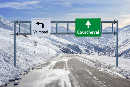 法国滑雪小镇Valmorel和Courchevel公路大标志，有很多雪和山的天空。