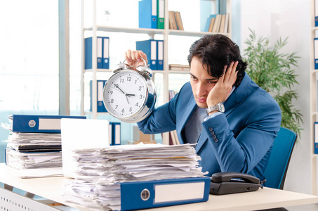 男性工作加班图片