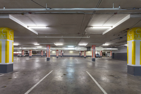 停车库内部工业建筑空置地下。