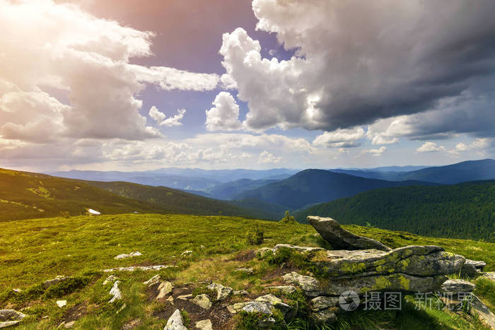 广袤的全景,被朝阳照亮,绿色的山谷山,覆盖着森林和遥远的雾蒙蒙的